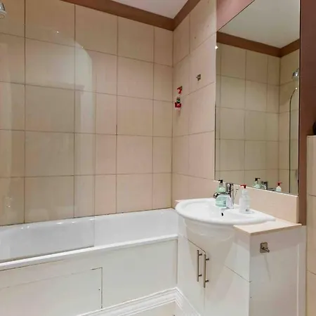 3 Bedroom Modern Townhouse * London