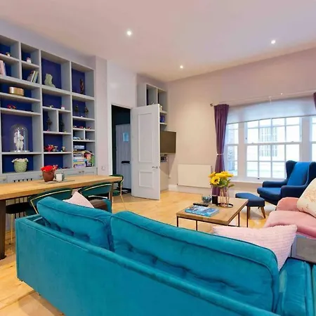 Holiday home 3 Bedroom Modern Townhouse