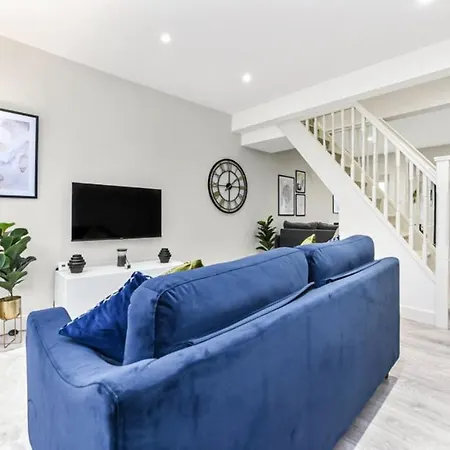 Apartment Elegance: Spacious 2br For Urban Comfort