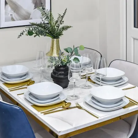 Elegance: Spacious 2br For Urban Comfort *