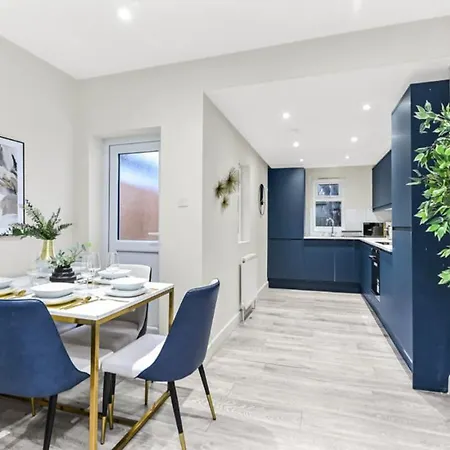 Elegance: Spacious 2br For Urban Comfort Apartment *