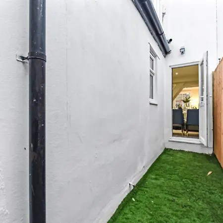 Elegance: Spacious 2br For Urban Comfort *