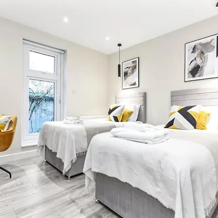 Elegance: Spacious 2br For Urban Comfort Apartment Twickenham