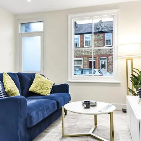 Elegance: Spacious 2br For Urban Comfort