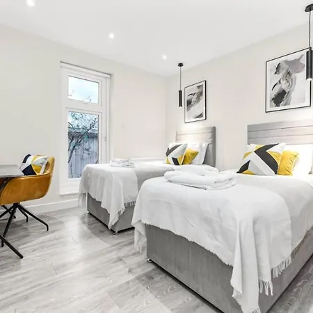 Elegance: Spacious 2br For Urban Comfort
