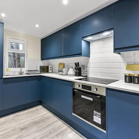 Elegance: Spacious 2br For Urban Comfort