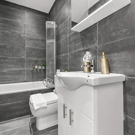 Elegance: Spacious 2br For Urban Comfort Apartment *