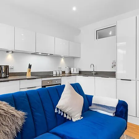 Modern One Bedroom Flat - Near Heathrow, Windsor Castle, Thorpe Park - Staines Tw18 London
