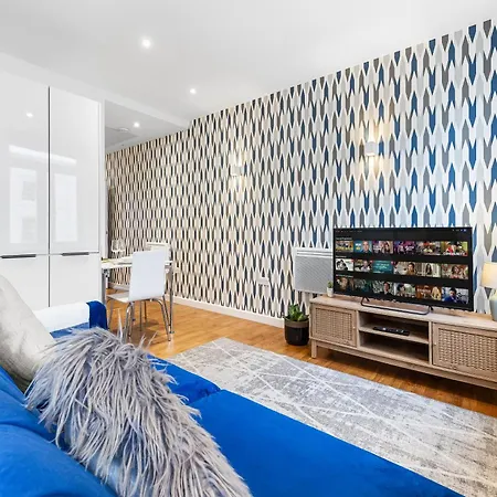 Modern One Bedroom Flat - Near Heathrow, Windsor Castle, Thorpe Park - Staines Tw18 Apartment