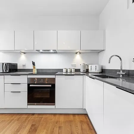Apartment Modern One Bedroom Flat - Near Heathrow, Windsor Castle, Thorpe Park - Staines Tw18