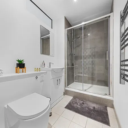 Apartment Modern One Bedroom Flat - Near Heathrow, Windsor Castle, Thorpe Park - Staines Tw18 London