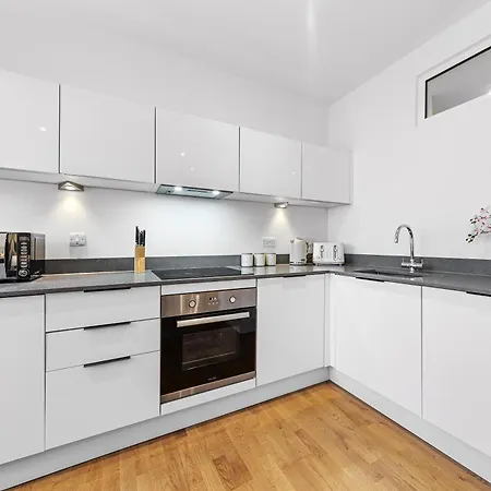 Apartment Modern One Bedroom Flat - Near Heathrow, Windsor Castle, Thorpe Park - Staines Tw18 *