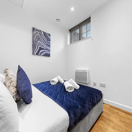 Modern One Bedroom Flat - Near Heathrow, Windsor Castle, Thorpe Park - Staines Tw18 Apartment London