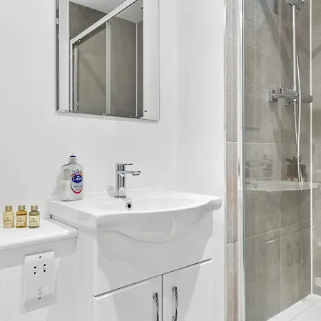 Modern One Bedroom Flat - Near Heathrow, Windsor Castle, Thorpe Park - Staines Tw18