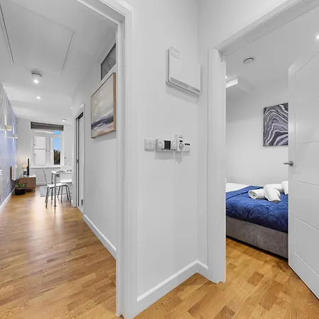 Apartment Modern One Bedroom Flat - Near Heathrow, Windsor Castle, Thorpe Park - Staines Tw18