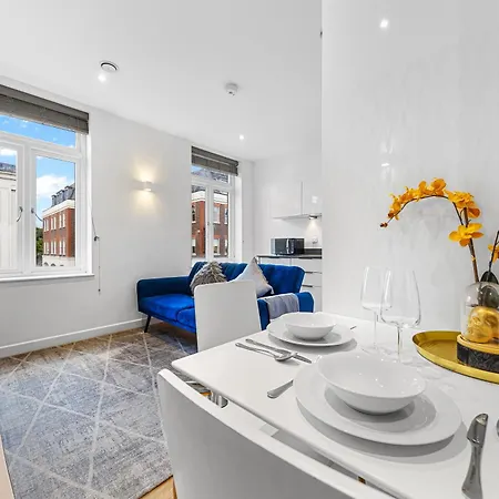 Apartment Modern One Bedroom Flat - Near Heathrow, Windsor Castle, Thorpe Park - Staines Tw18 *