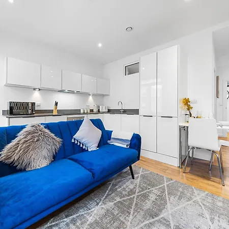 Modern One Bedroom Flat - Near Heathrow, Windsor Castle, Thorpe Park - Staines Tw18 *