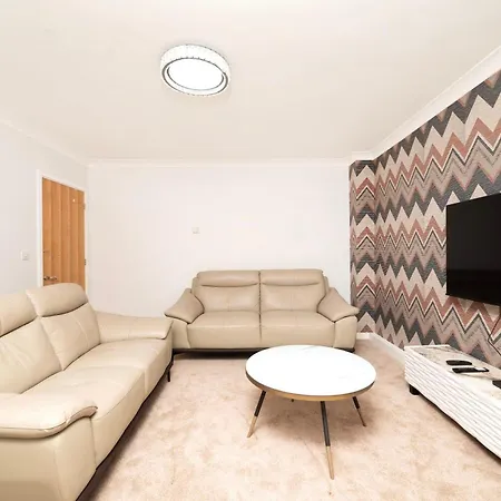 Chic And Spacious 3br Family With Garden Holiday home