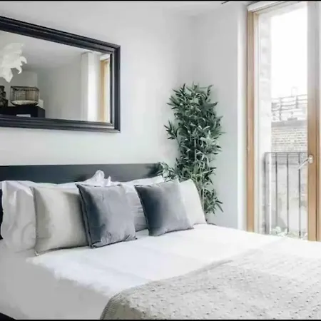 Stunning 2-bed & Balcony In Notting Hill Διαμέρισμα *