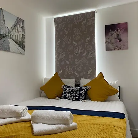 Tower Bridge London, 2 Bedrooms, Reception, Kitchen, Parking * London