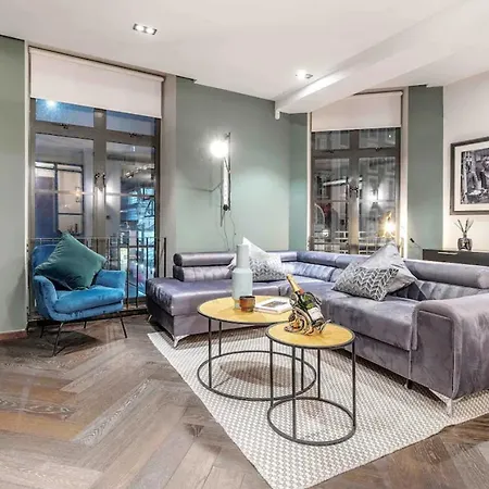 Newly Redecorated Soho Flat Daire