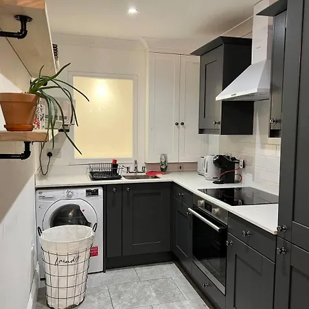 Modern And Spacious 2 Bedroom Flat Near Shoreditch London