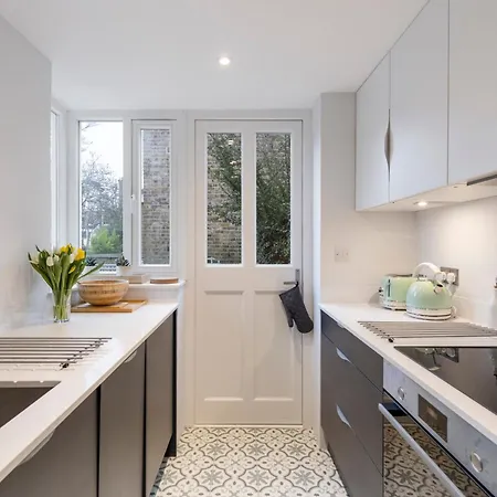 Guest Favorite Private With King Sized Bed And Garden Newly Renovated Apartment