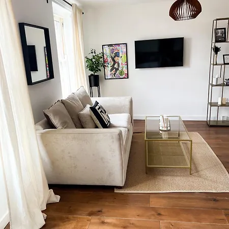 Stylish 1 Bedroom Apartment *