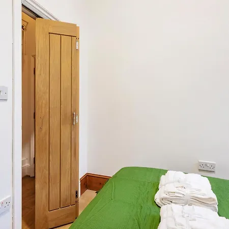 2 Bedroom In Center Of Apartment London