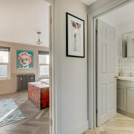 Stylish 2 Bed Flat With Balcony Great Views Nrtube Appartement Londen