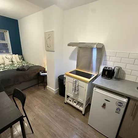 Halloway Guest 54 * London
