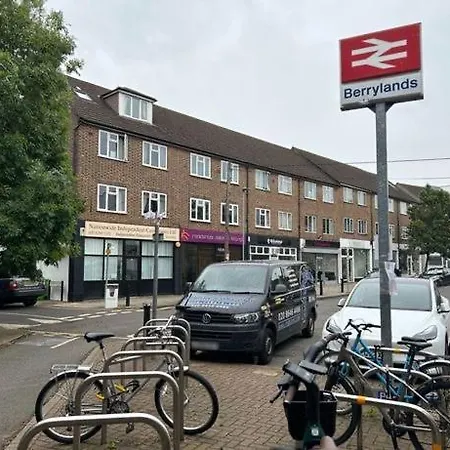 Highfield With Free Parkings, Surbiton, Kingston Upon Thames, Surrey, Greater London , Uk Holiday home Surbiton