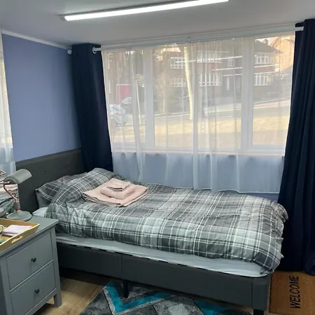 Cozy Guest In High Barnet Guest house