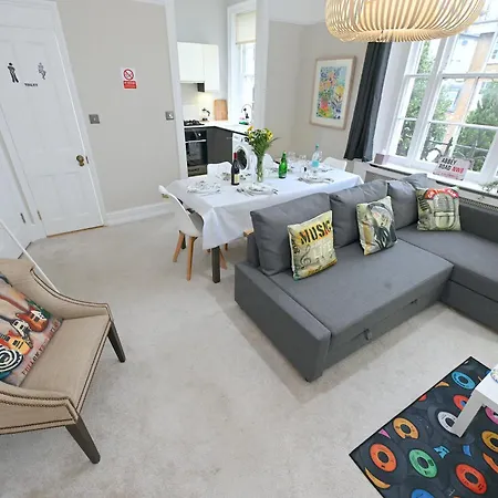 Stunning 4 Bedroom Flat In Regent's Park - Abbey Rd Holiday home *