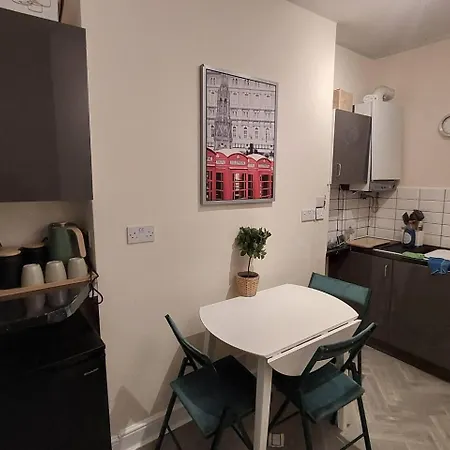 Impeccable 1 Bedroom Flat In Apartment London