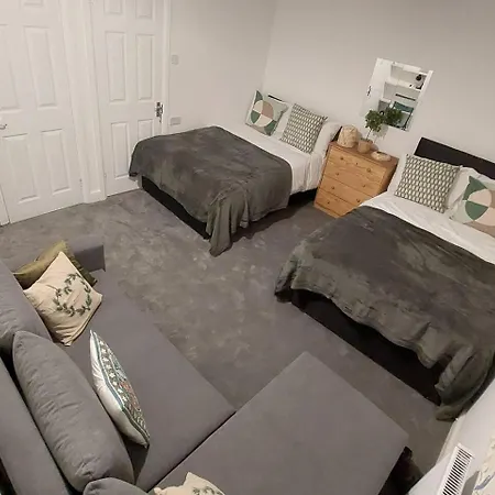 Impeccable 1 Bedroom Flat In Apartment