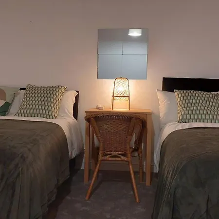 Impeccable 1 Bedroom Flat In Apartment