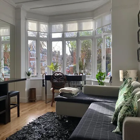 Interior Designed Flat Near Kew Botanical Gardens *