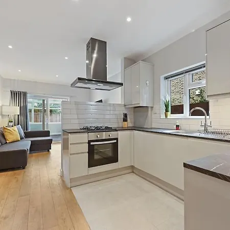 Entire 2 Bed Flat With Private Garden, Minutes Walk To Elizabeth Line イーリング