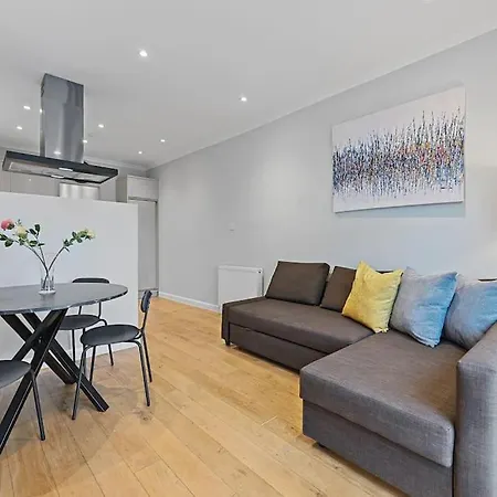 Entire 2 Bed Flat With Private Garden, Minutes Walk To Elizabeth Line *
