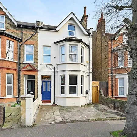 Entire 2 Bed Flat With Private Garden, Minutes Walk To Elizabeth Line *