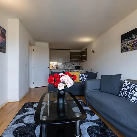 Beautiful And Spacious 2-bed In London