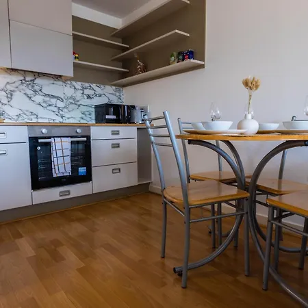 Beautiful And Spacious 2-bed In Apartment *