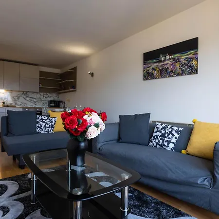 Apartment Beautiful And Spacious 2-bed In *