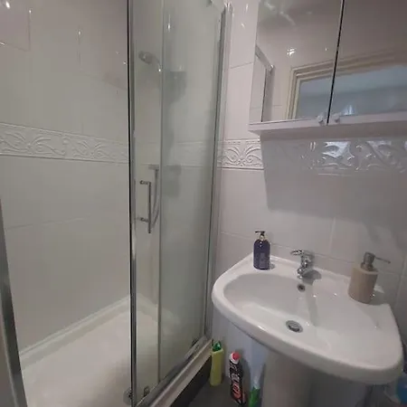 Zone 2, Easy Travel Apartment London