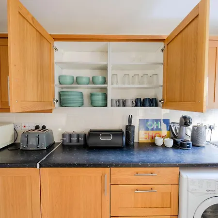 Guest house Big House Close To Metro Underground - Sleeps Up To 13 London