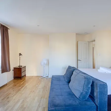 Guest house Big House Close To Metro Underground - Sleeps Up To 13 London