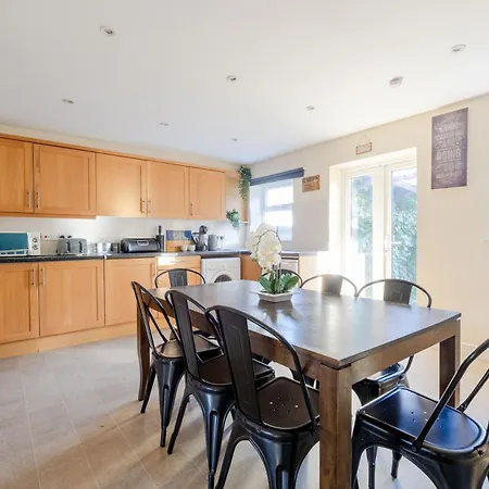 Big House Close To Metro Underground - Sleeps Up To 13 Guest house London