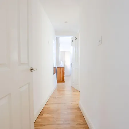 Big House Close To Metro Underground - Sleeps Up To 13 Guest house
