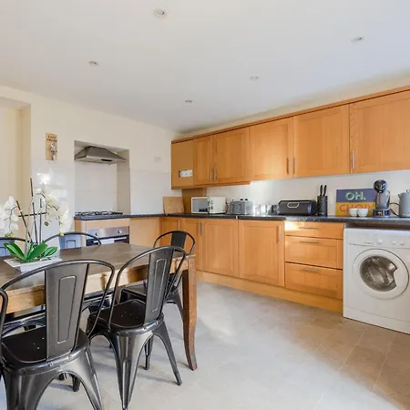 Big House Close To Metro Underground - Sleeps Up To 13 Guest house *